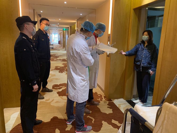 番禺｜“我们不摆pose”！大石街大兴村把办公室前移到村路口，织密防疫网