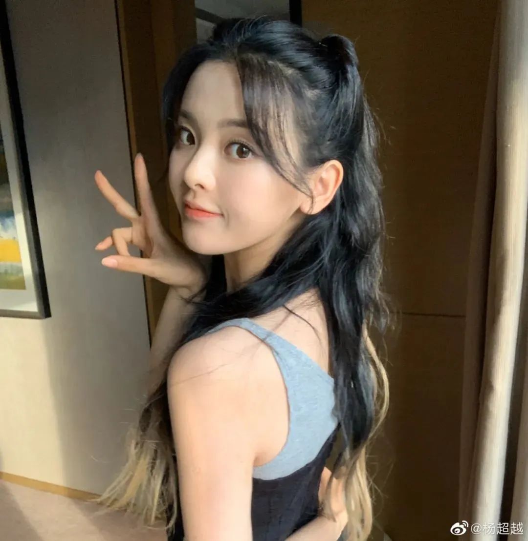 因为眉毛没画好想哭的，应该不只杨超越吧？