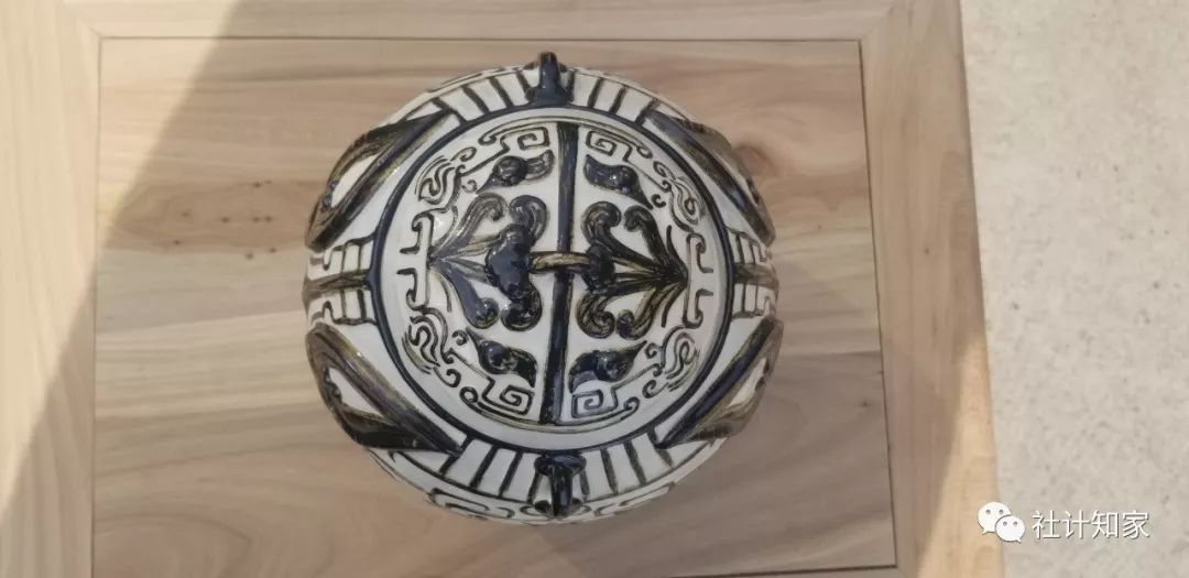 商周时期青铜鹰头卣,高仿商代青铜虎食人卣