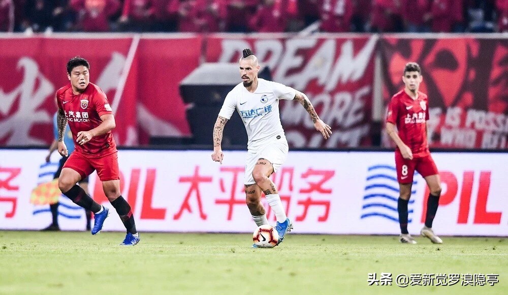 深度解析：新赛季大连人改打4231，郑龙为什么必须当首发前腰