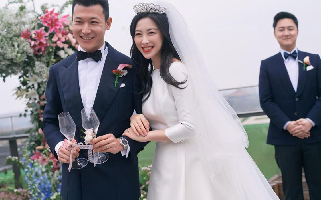 朱珠挺孕肚亮相,朱珠王昀佳婚礼