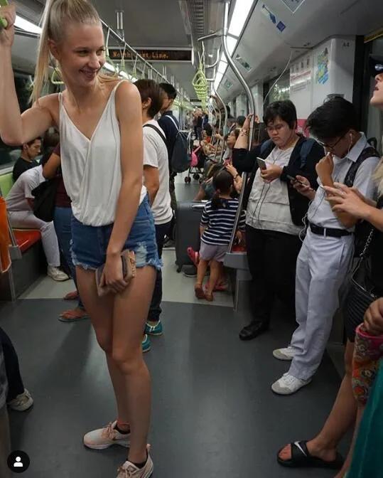 空姐失业后去超市打工，一条抖音视频火了！这是现在最好的活法？