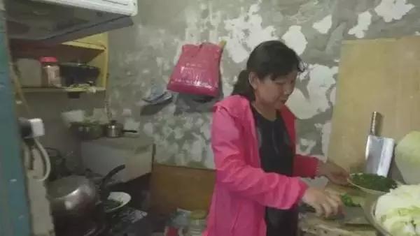 一家五口蜗居30平,一家三口蜗居在40平米的房子