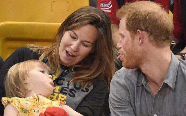 小萝莉偷吃哈里王子爆米花,哈里王子被小萝莉抢爆米花视频