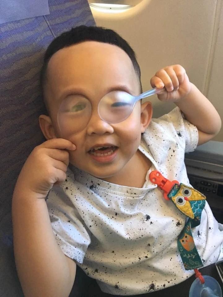 女子玩水踢小孩,女的玩水小孩被踢