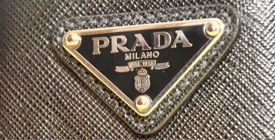 PRADA是如何成为时尚王国的女王？