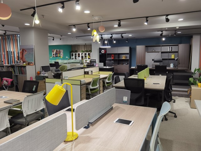 挂“名字”不如挂“广告”？郑州一家具店“藏”起门头做生意，店员道出原因