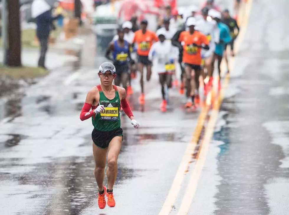 当雨天来了要注意什么,路上遇到大半挂车注意事项