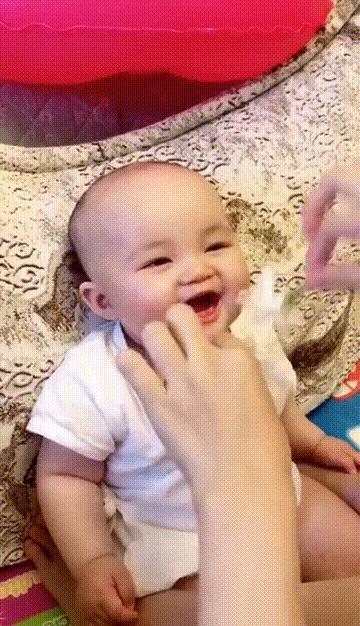 发育迟缓的小朋友会笑出声吗,宝宝不会咯咯笑出声怎么回事