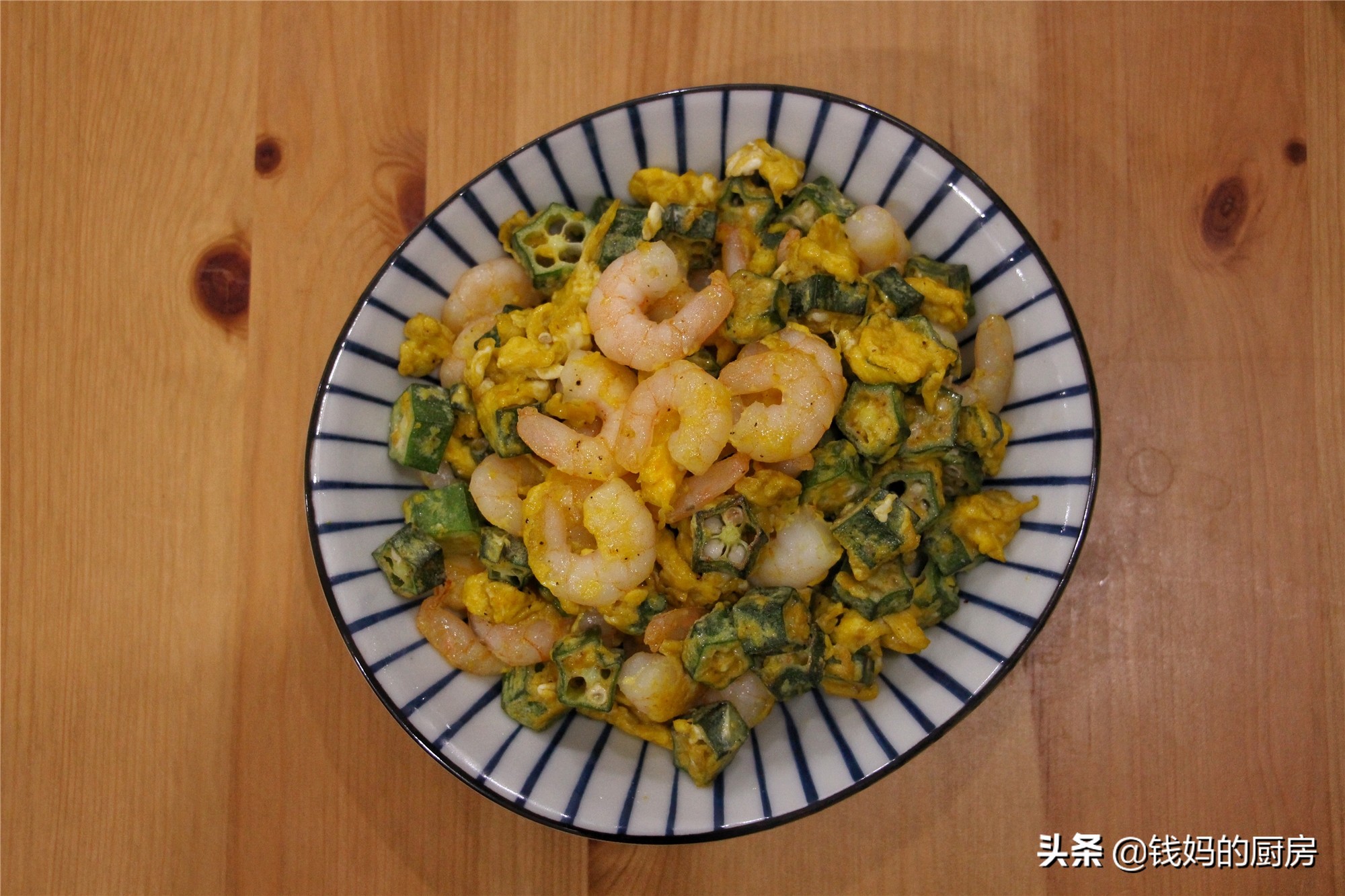 一家三口冬日晚餐,一家三口的晚餐简单平淡