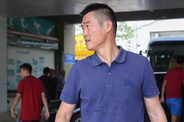 前国脚欠薪被逼提前退役中国足球哀其不幸，怒其不争