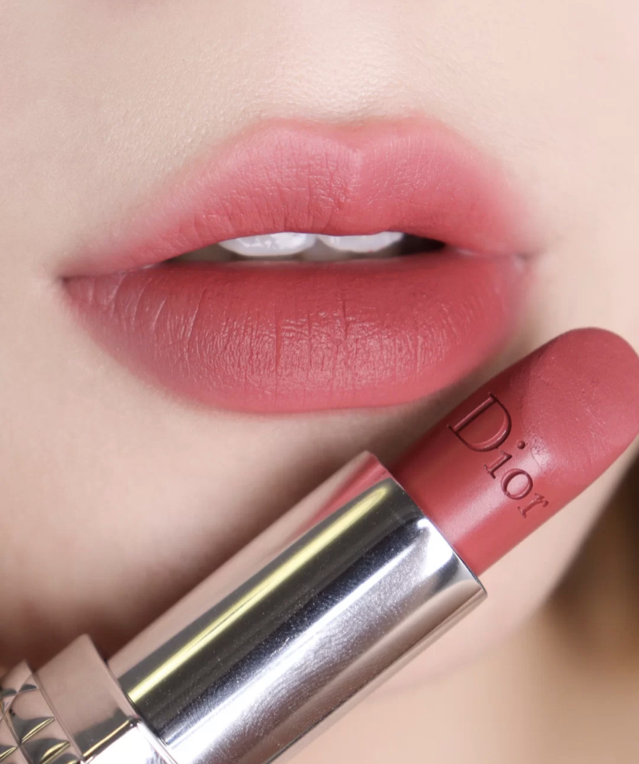 迪奥999口红satin和velvet有什么区别,迪奥被黑的最惨的一次