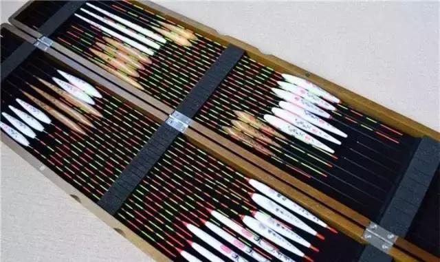 钓鱼常备几支浮漂最好用,钓鱼人必须准备的三支浮漂