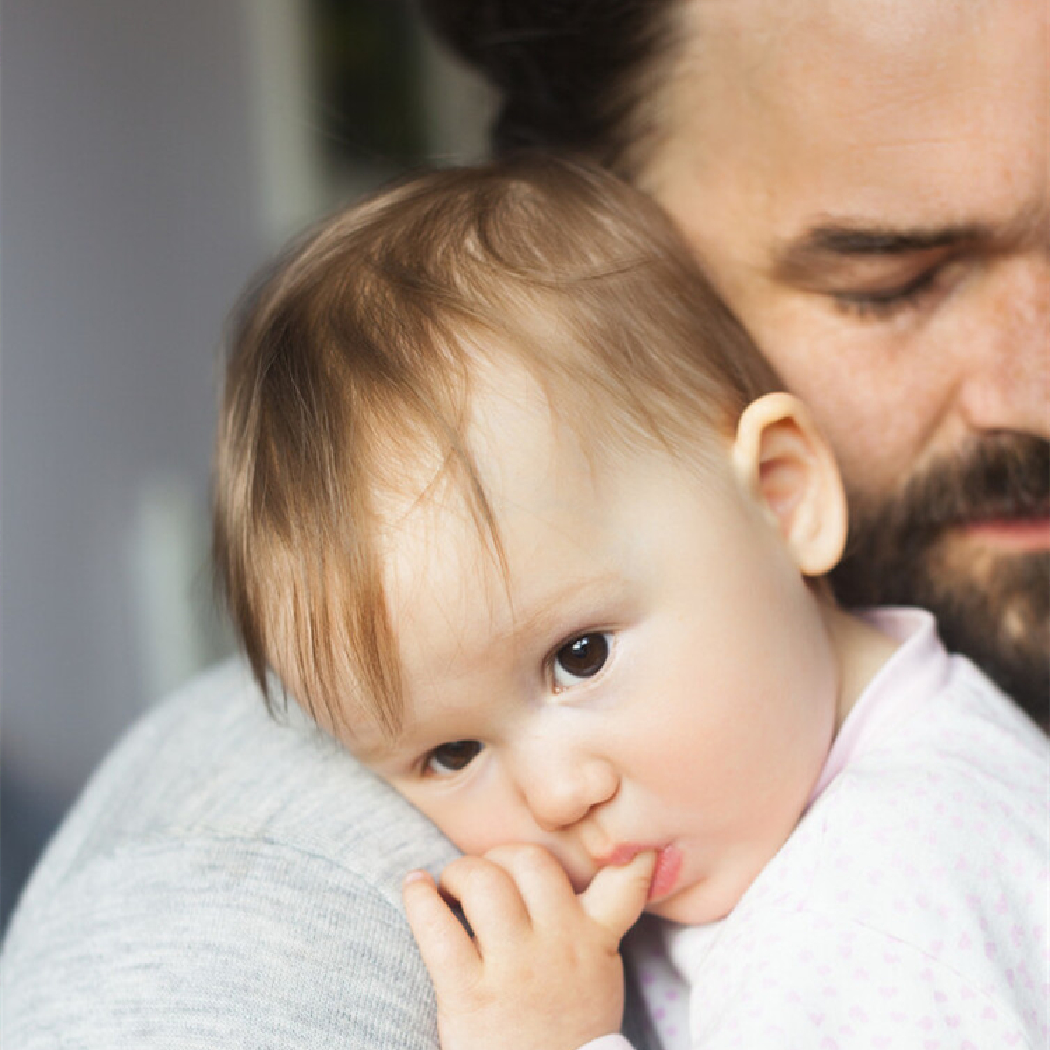 宝宝3个月了竖着头抬不起来,我家宝宝3个月不会抬头不能竖抱