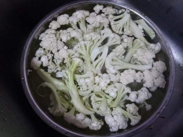 炒花菜不辣的家常做法,花菜不焯水直接炒会怎么样