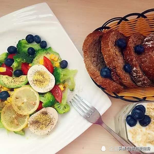 减脂增肌期每天摄入多少热量合适,增肌减脂期间碳水和蛋白质摄入量