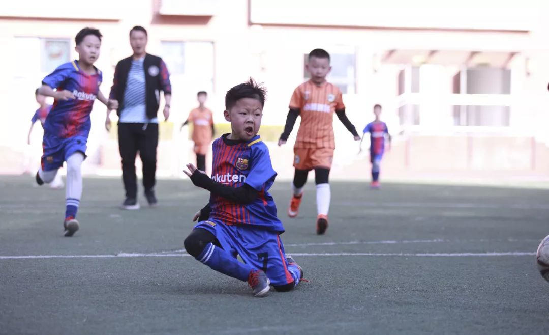 足球转动梦想绿茵放飞希望——曲江南湖小学举办第二届校园足球赛