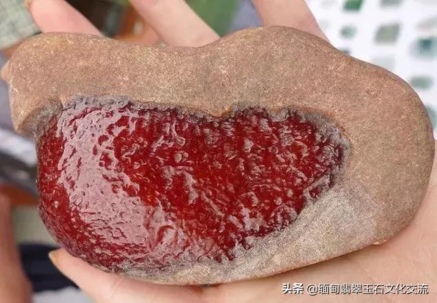 奇葩土豪竟把翡翠丢进火炉烧,烧出后色彩却十分鲜艳漂亮