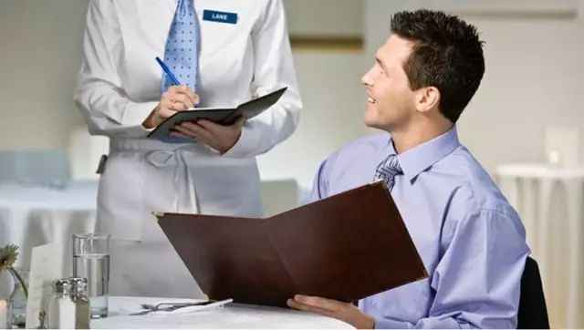 他把自己的餐厅作死了,却靠三招起死回生