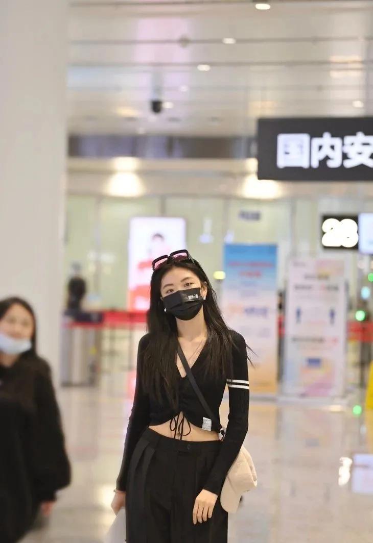 22W劳力士，热巴选择配百元包包出街