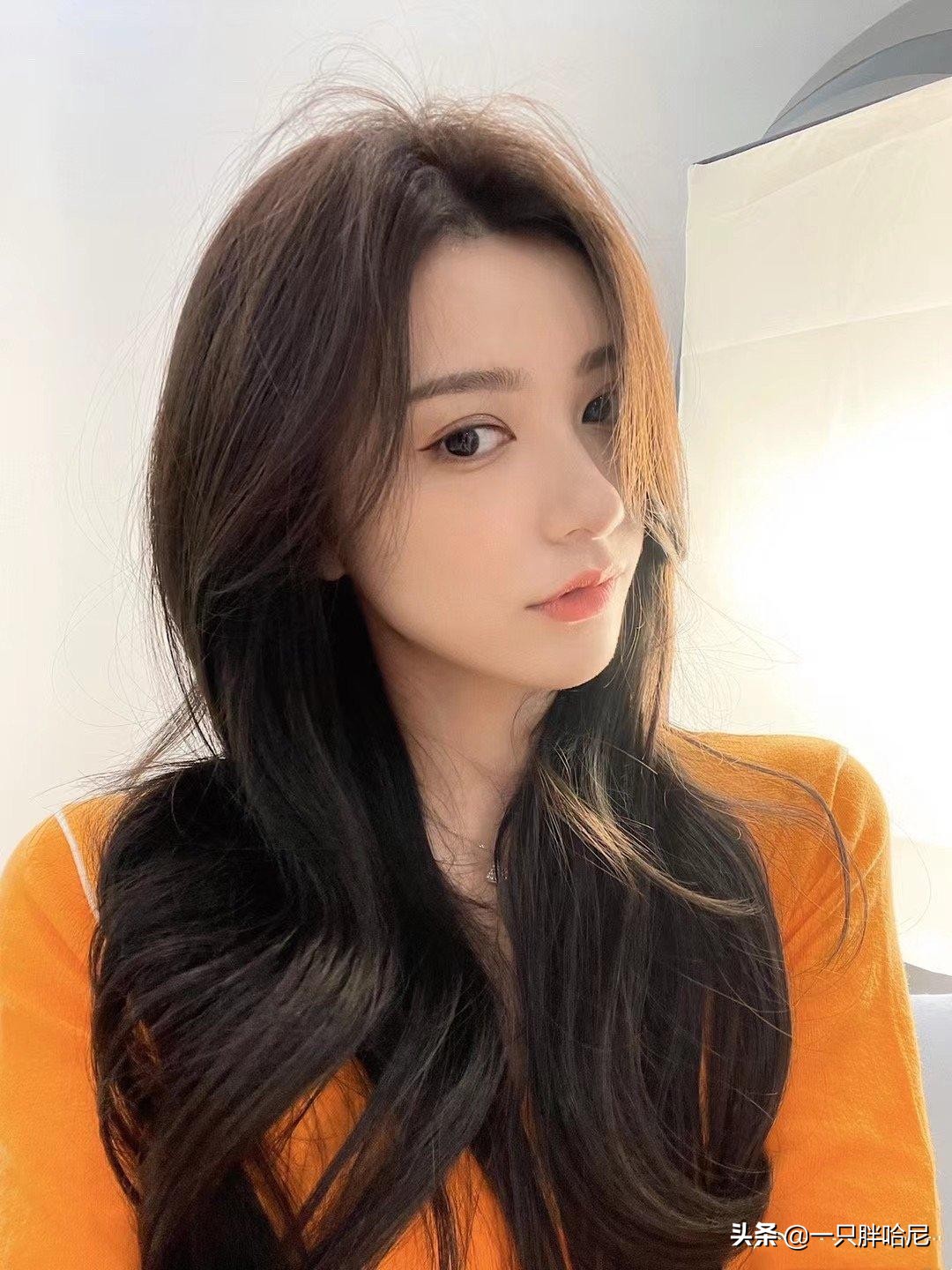 脸黄染什么头发好看又显得年轻,黄头发颜色减龄显白