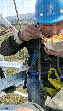 爆笑gif妹子你都拖大家的后腿了,搞笑gif妹子绝对是一位运动健将