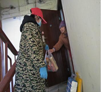 社区网格员疫情期间上门服务,桂花社区专职网格员