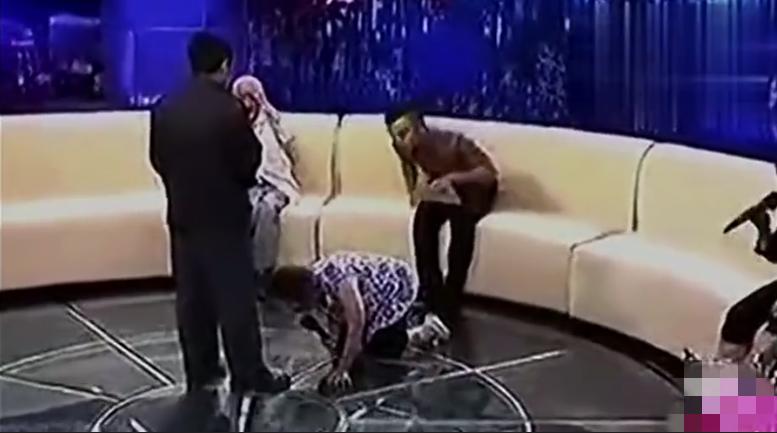 妈妈含泪跪拜孩子后续,妈妈大哭孩子无动于衷