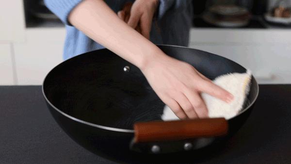 铁锅炒菜永久不粘锅小窍门,怎样开铁锅才不粘锅不生锈