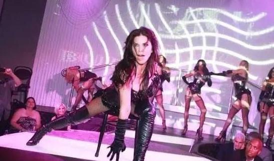 50岁带3娃还成功收服世界首富，她才不是傻白甜，手段高过邓文迪