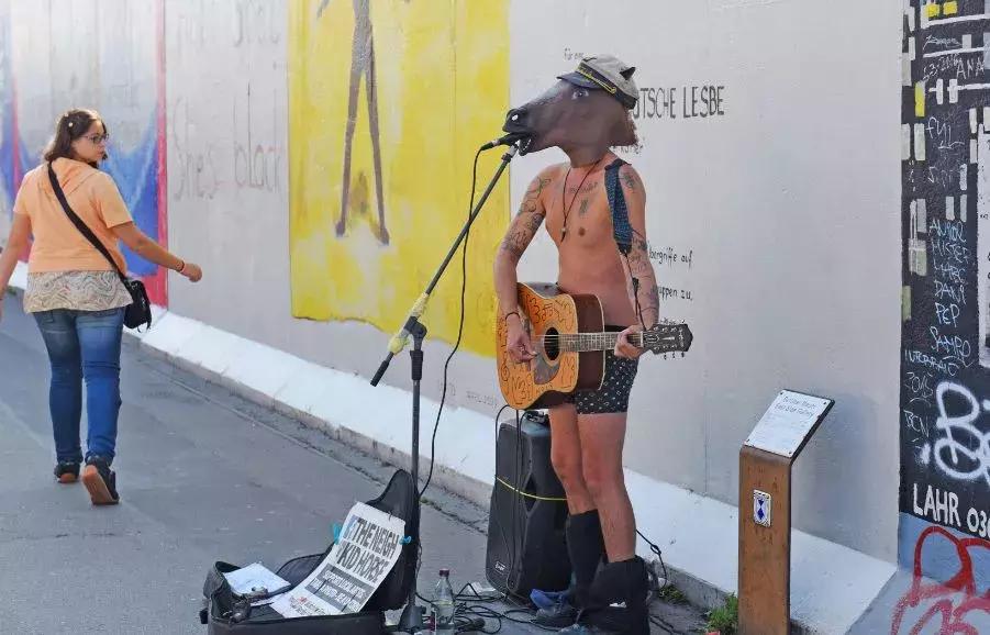 诗人或流浪者，街头艺人是一种什么生物？