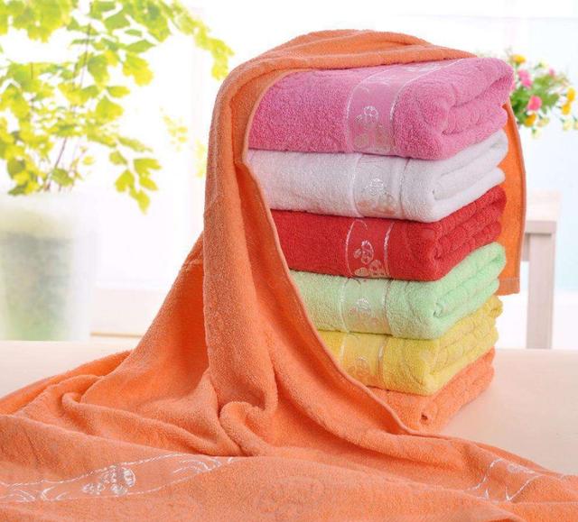 女生用热水洗脸后脸干起皮怎么办,女孩用毛巾擦脸怎么了