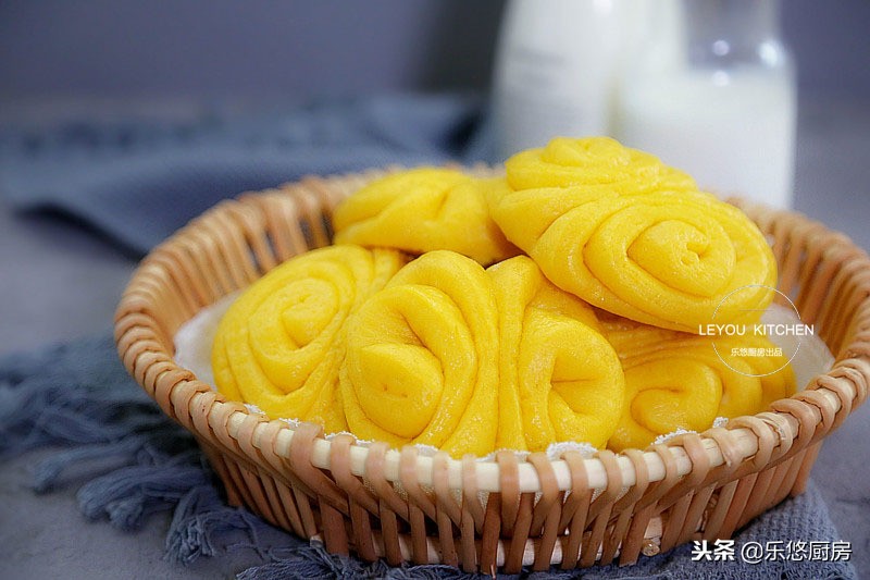 用筷子一卷的花卷,筷子压花卷做法