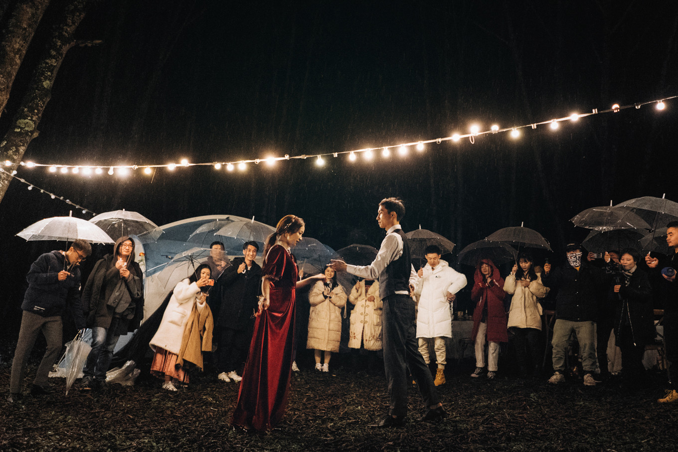 我们带上婚纱，去与世隔绝的山中办了一场绝世婚礼