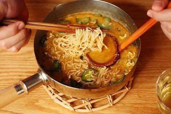 宵夜吃错了，会加速身体衰老？爱吃3种食物的人，容易变胖、变丑