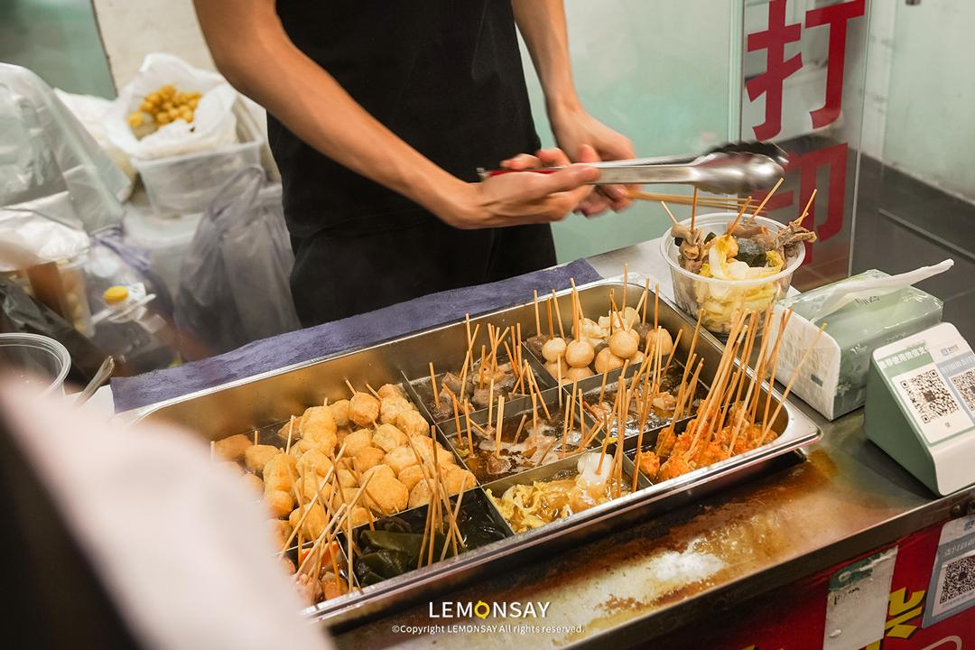 藏在水库的“阿姨街”，人均20块胖成猪