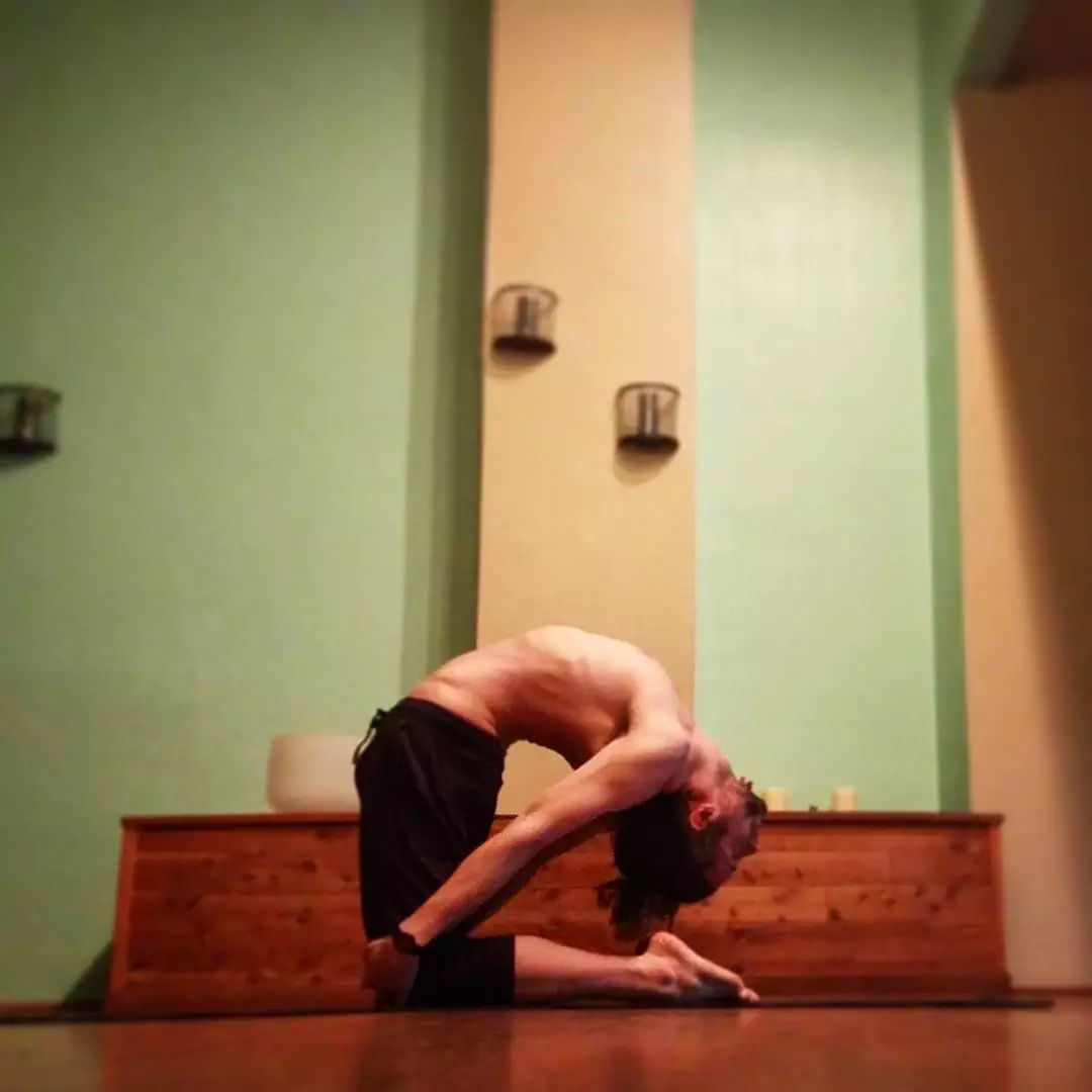 把厚外套穿了个遍，还是冻手冻脚，还差这些体式让身体“热”起来