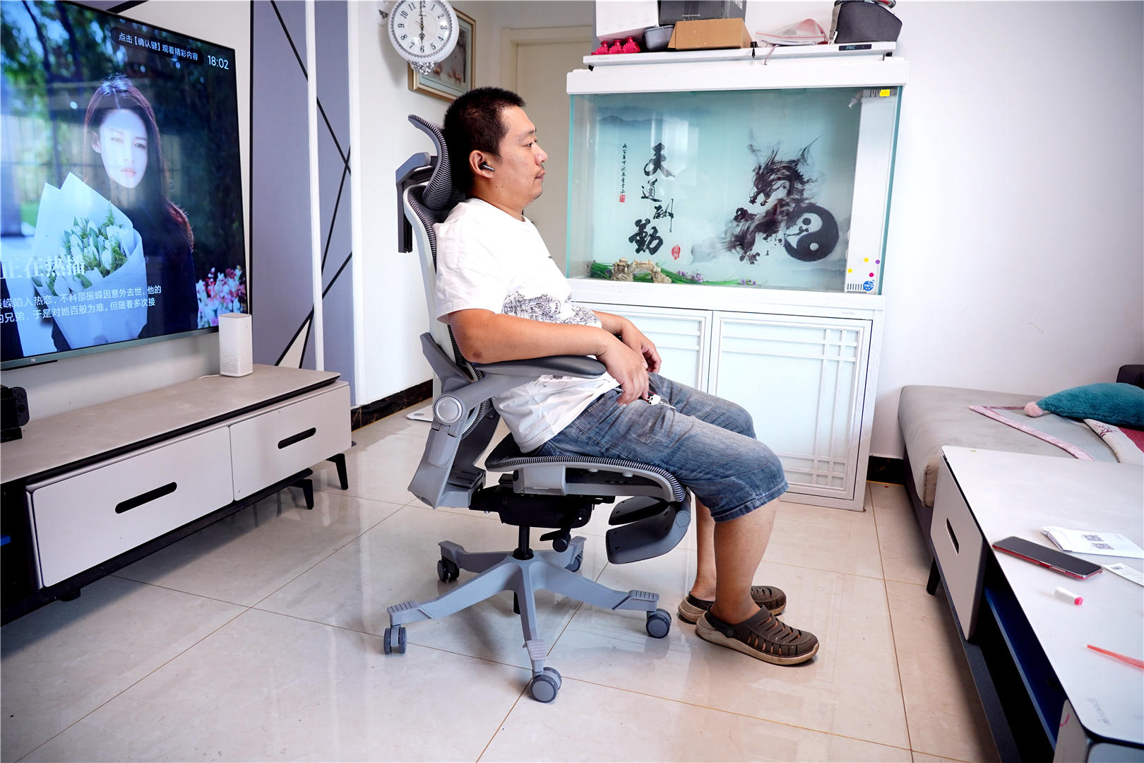 缓解疲劳，降低久坐危害，请选择网易严选3D悬挂腰靠人体工学转椅