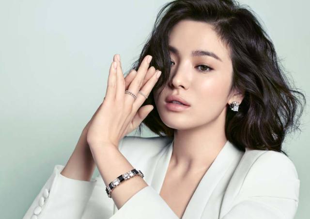 豪掷200亿韩元买楼，一篇软文赚300万，宋慧乔的吸金能力远超郑爽