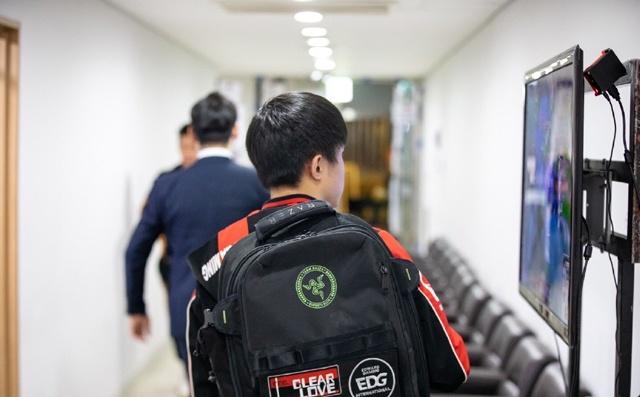 厂长退役官宣视频,lol厂长退役众人的反应