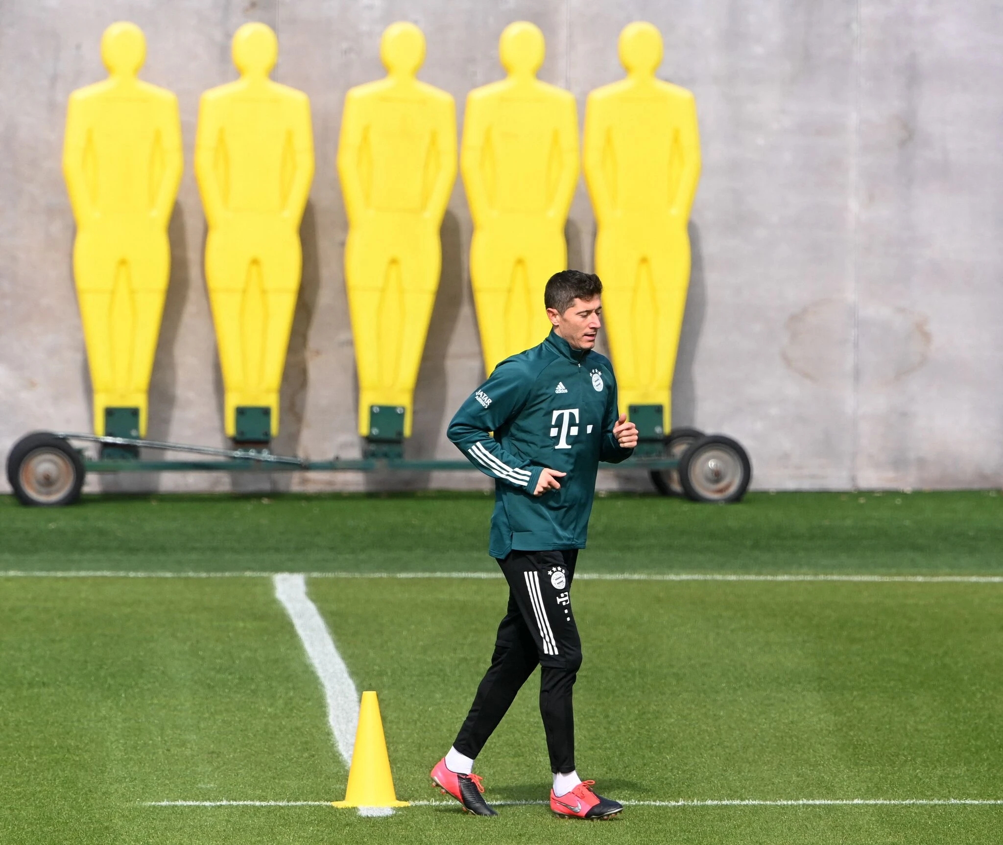 莱万创造德甲半程进球新纪录,莱万欧冠德甲排名