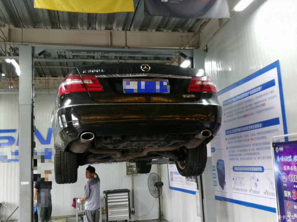 20年奔驰e300l发动机油底壳拆卸,奔驰老款e300机油格底座更换