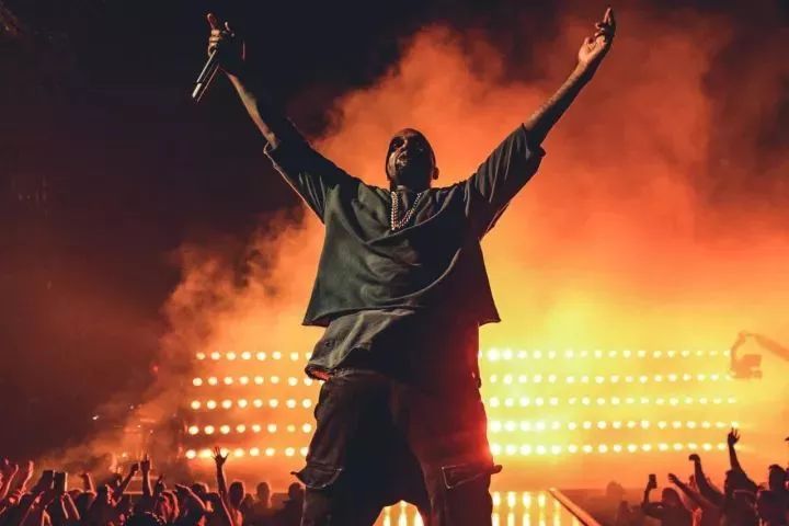 这双丑鞋一年狂赚40亿,这双“丑”鞋一年赚40亿