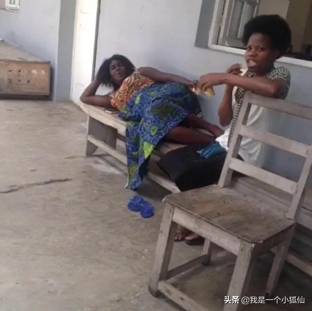 非洲黑人女人躺在长椅上问我要钱我在非洲安哥拉的日子137