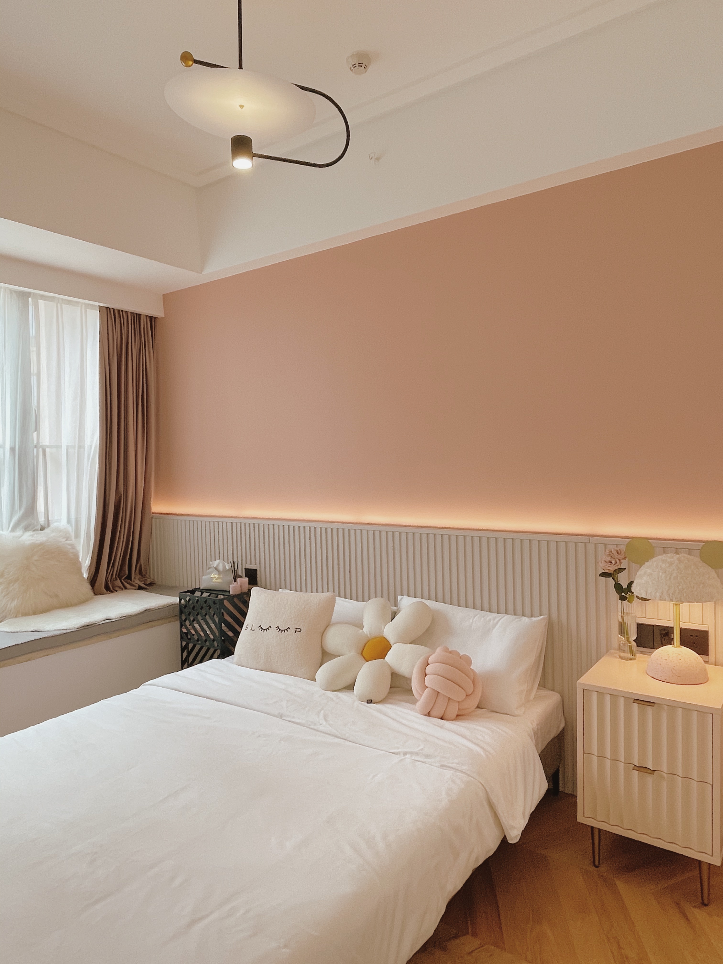 粉色格栅卧室背景墙,卧室背景墙是粉色搭配什么窗帘