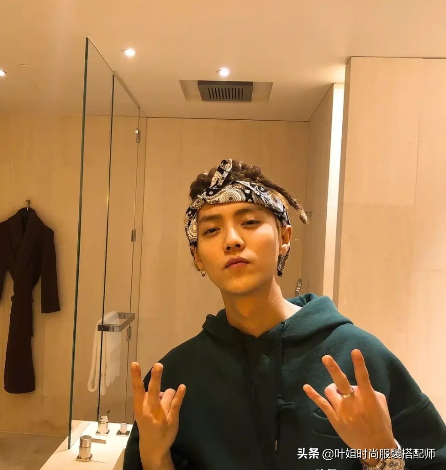 丝巾新花样美出高级感丝巾搭配,怎样选最好质量的丝巾好看又洋气