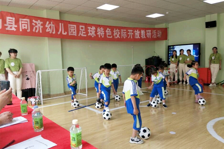 适合幼儿园玩的足球游戏,全国足球特色幼儿园游戏活动指南