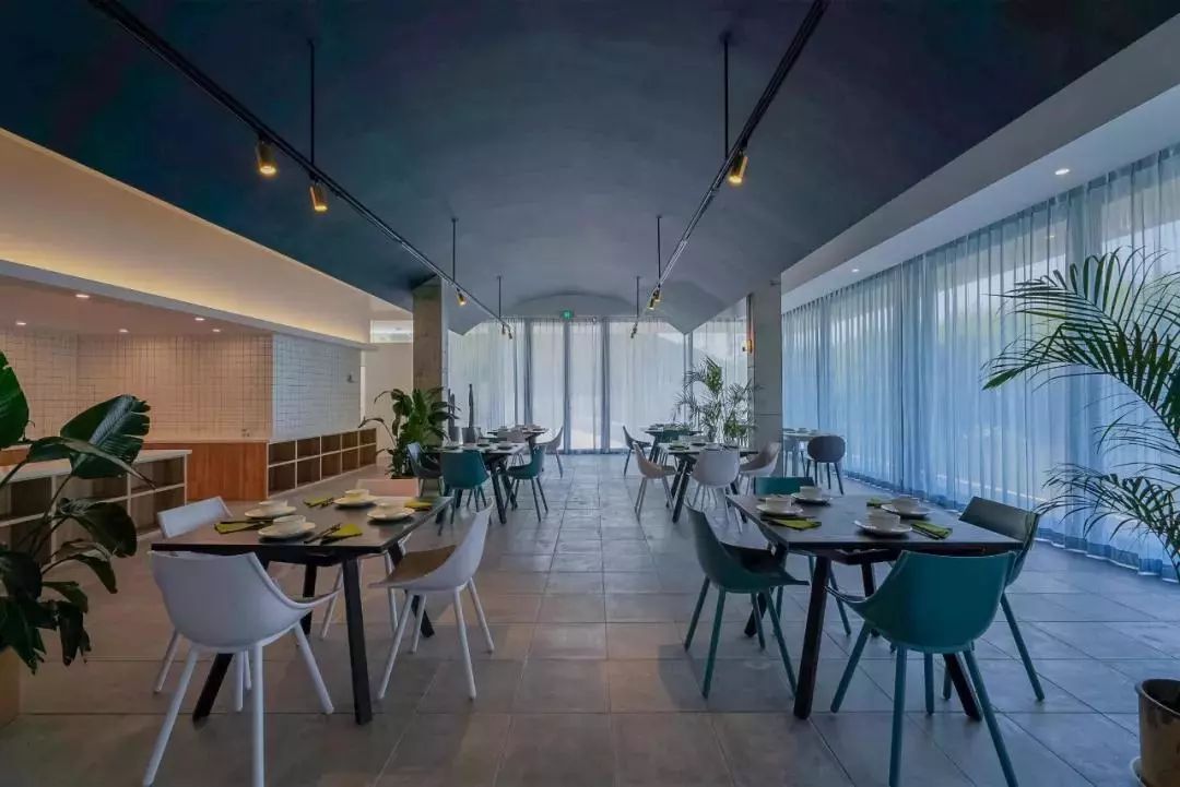 重回校园体验大学生,重回校园操场体验青春活力