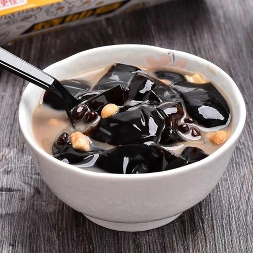 烧仙草都是有什么料,烧仙草一般都是加冰的吗