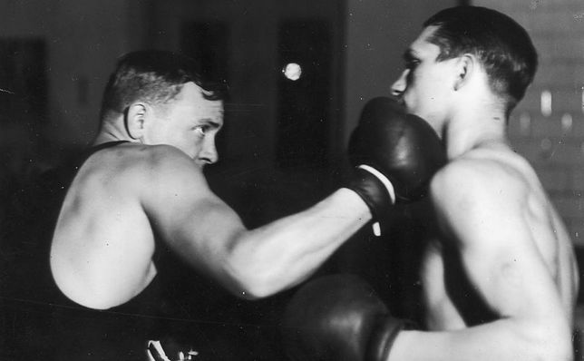 直面困苦，永不言弃！在首届奥斯威辛黑拳赛中夺冠的波兰拳王